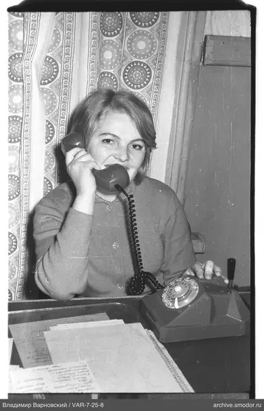 Porträt einer Frau mit Telefon