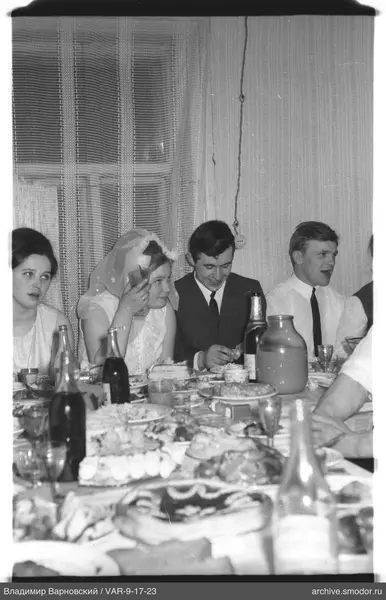 Gruppe bei Tisch mit Essen und Getränken