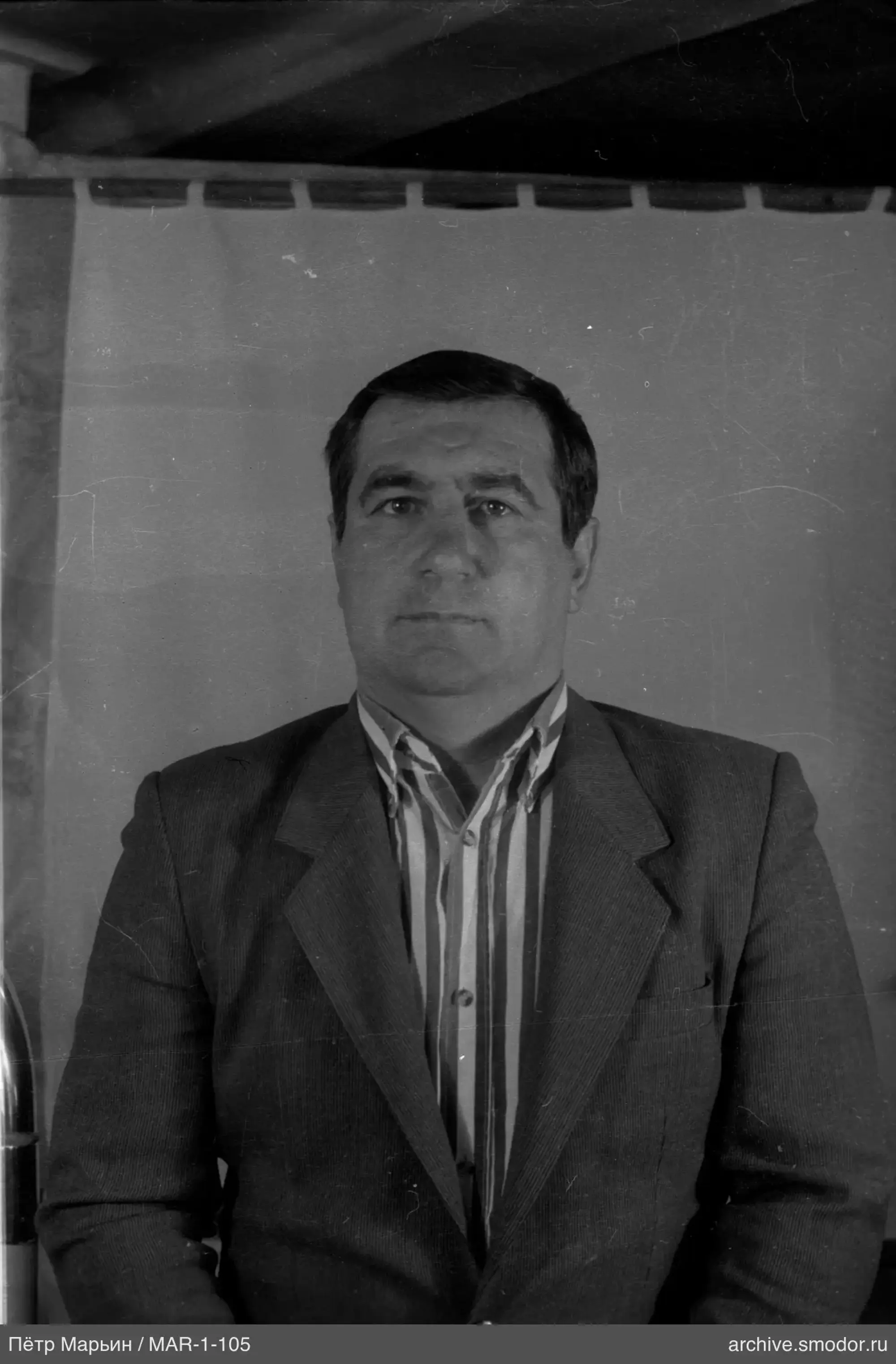Портрет мужчины в пиджаке и рубашке