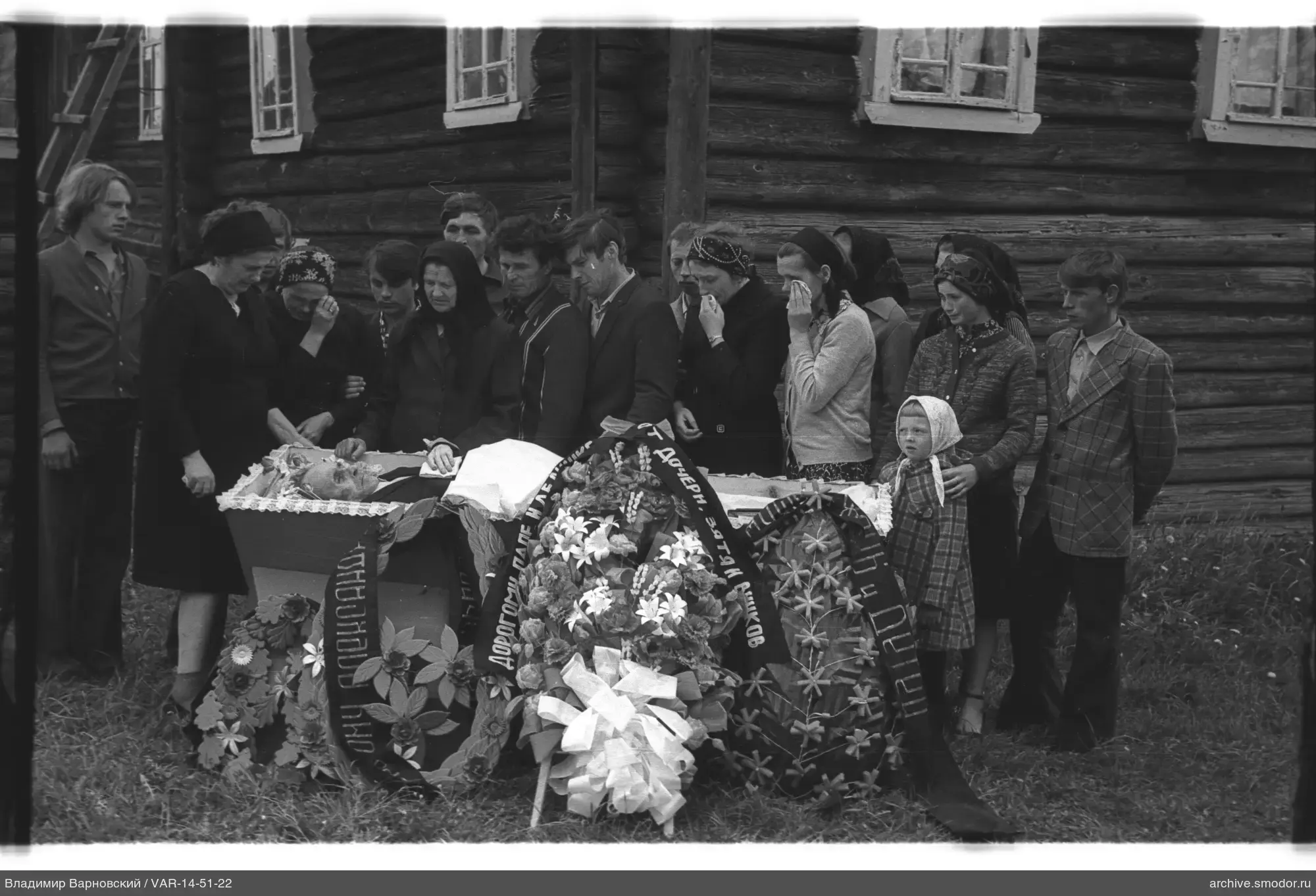 Групповой снимок у гроба