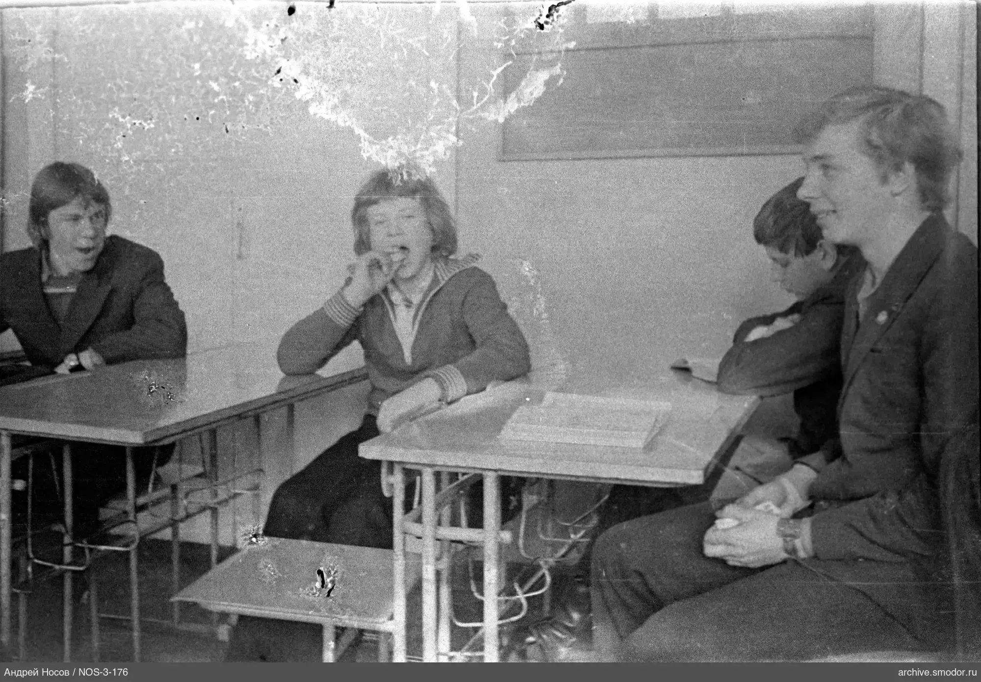 Gruppenfoto von Jugendlichen im Klassenzimmer
