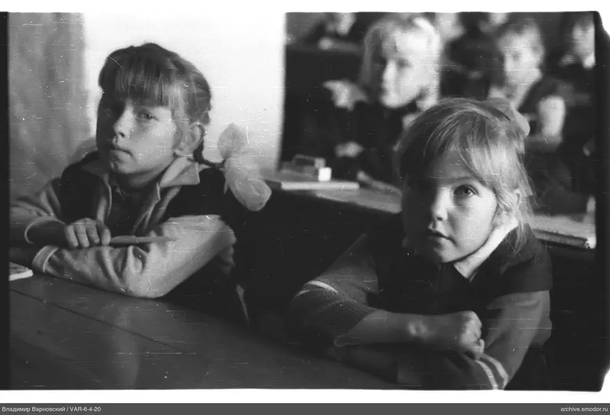 Zwei Mädchen an einem Schreibtisch im Klassenzimmer