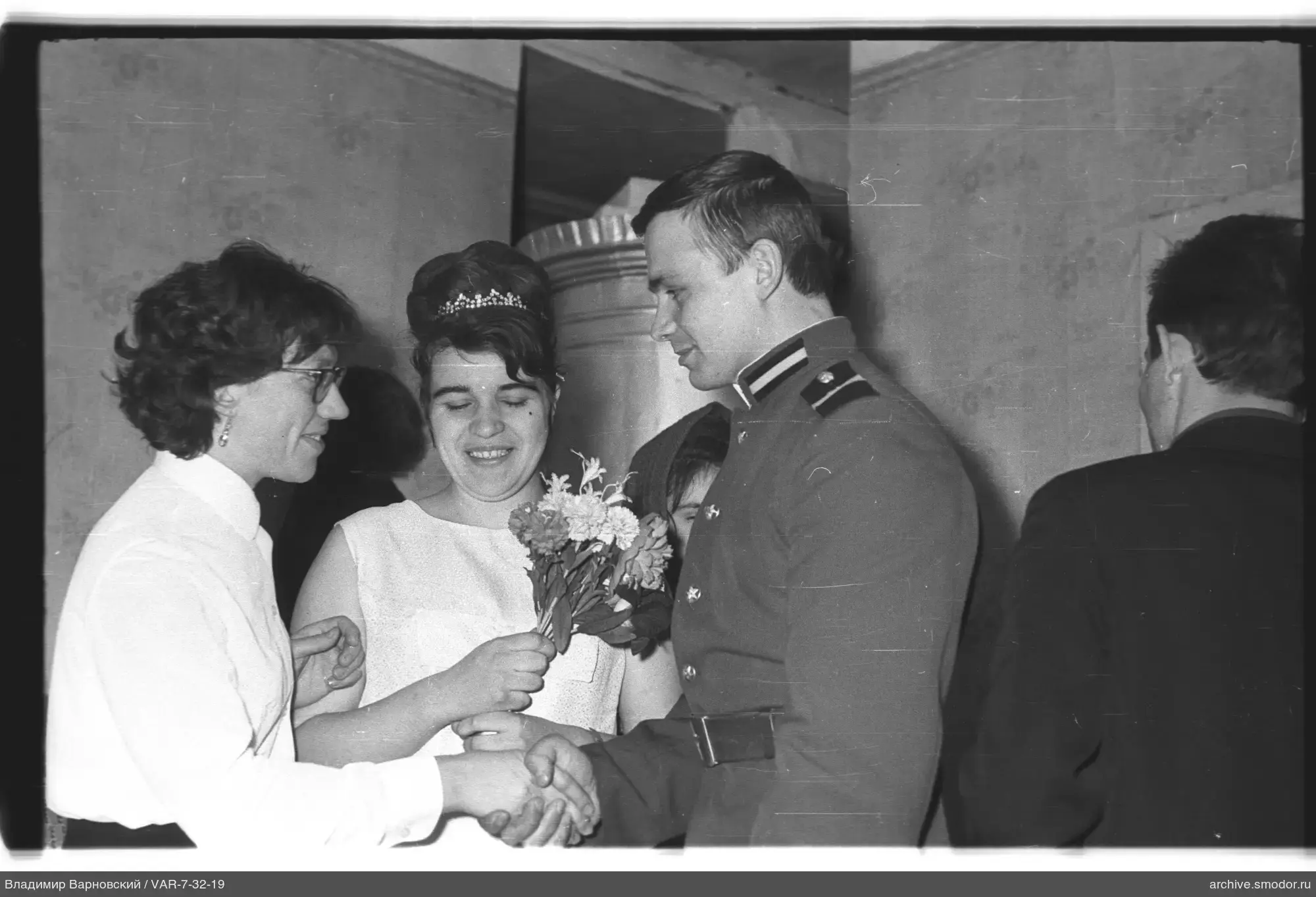 Gruppenaufnahme mit Frau im Diadem