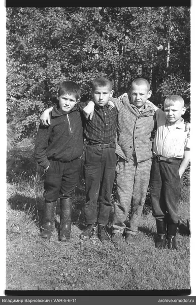 Gruppe Jungen auf dem Gras