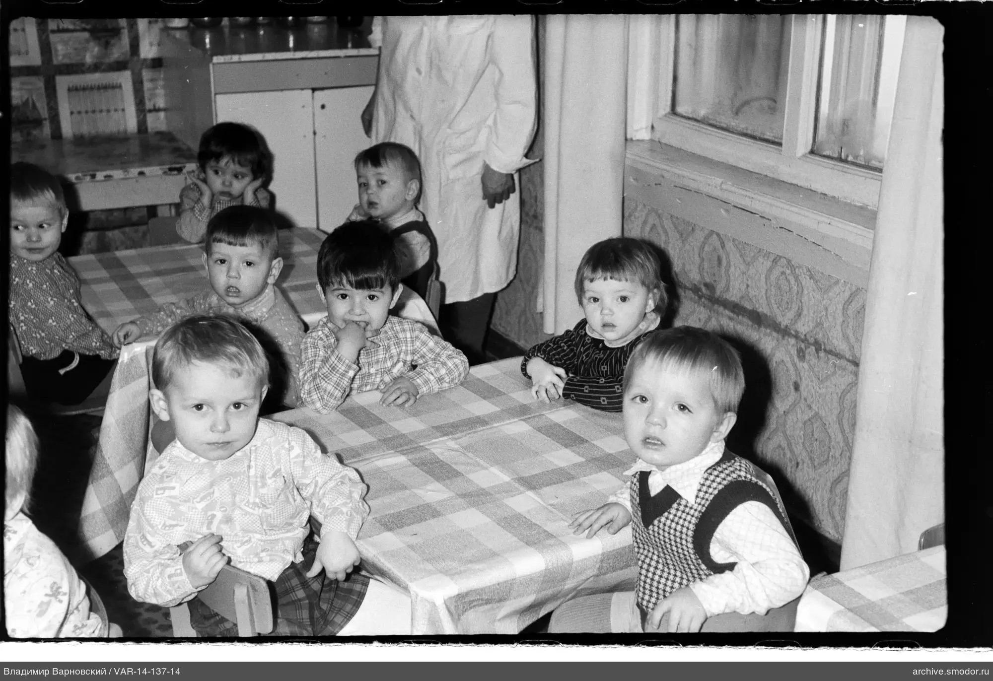 Дети за столами и взрослый в белом халате