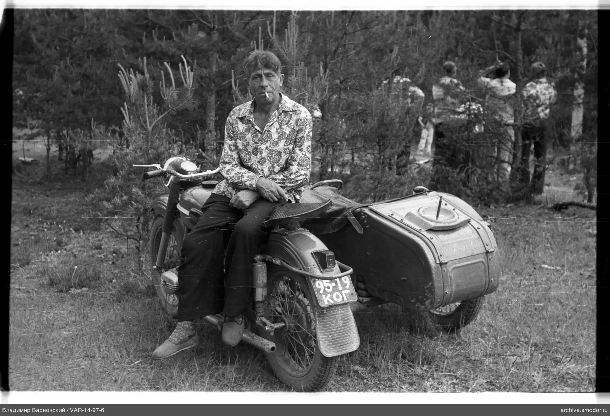 Mann auf Motorrad mit Beiwagen