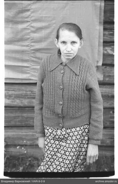 Porträt einer Frau in einer gestrickten Strickjacke