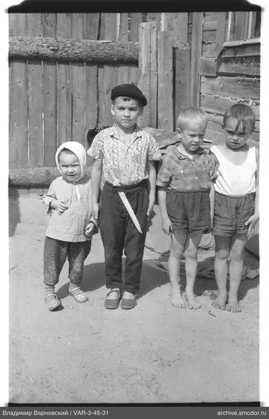 Gruppe von Kindern auf Sandfläche