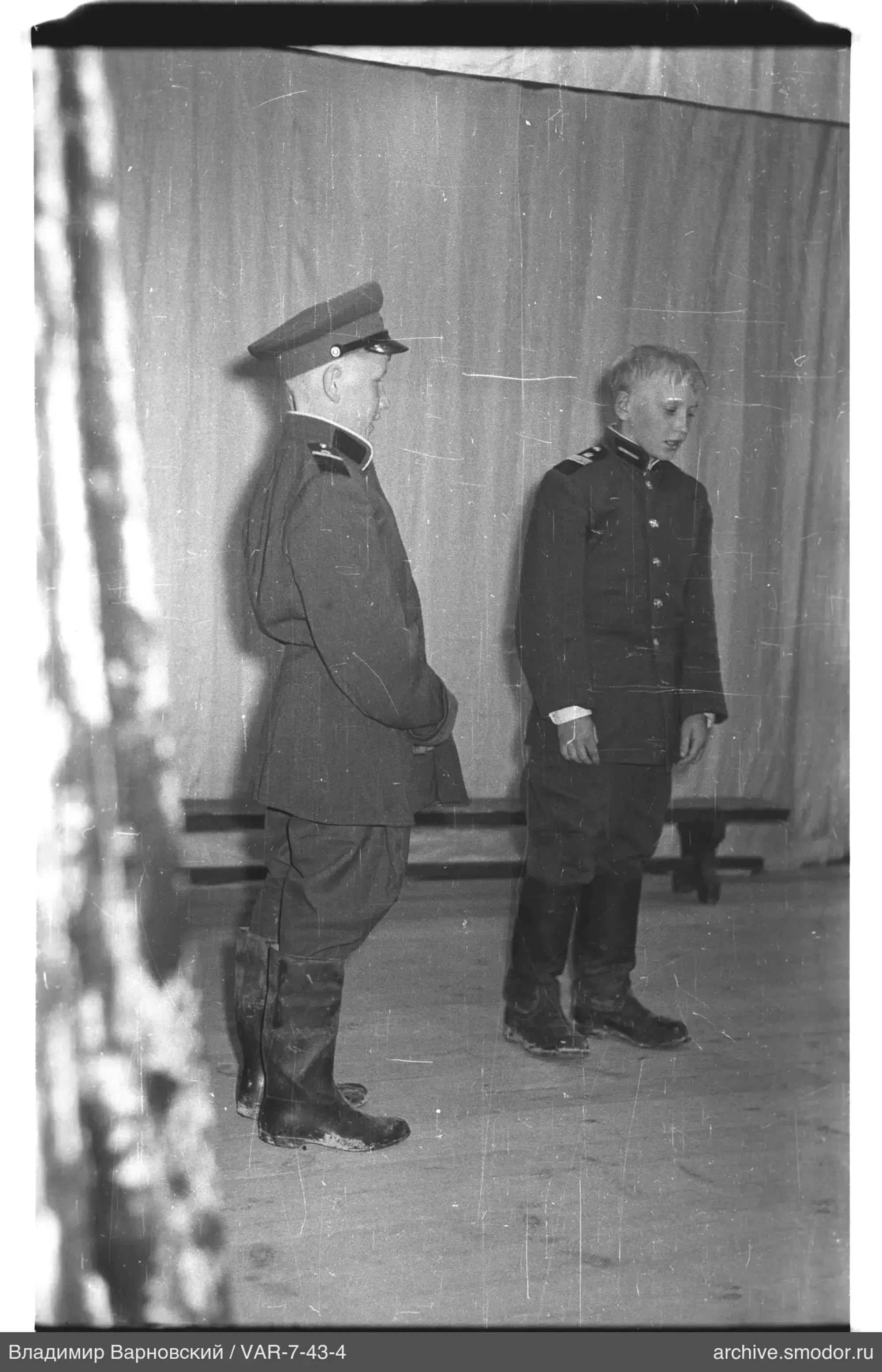 Zwei Jungen in Militäruniform
