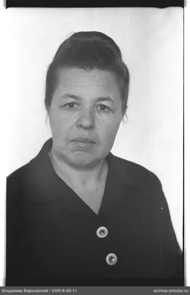 Porträt einer Frau in dunkler Jacke
