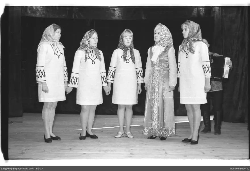 Групповой портрет женщин и мужчины на сцене