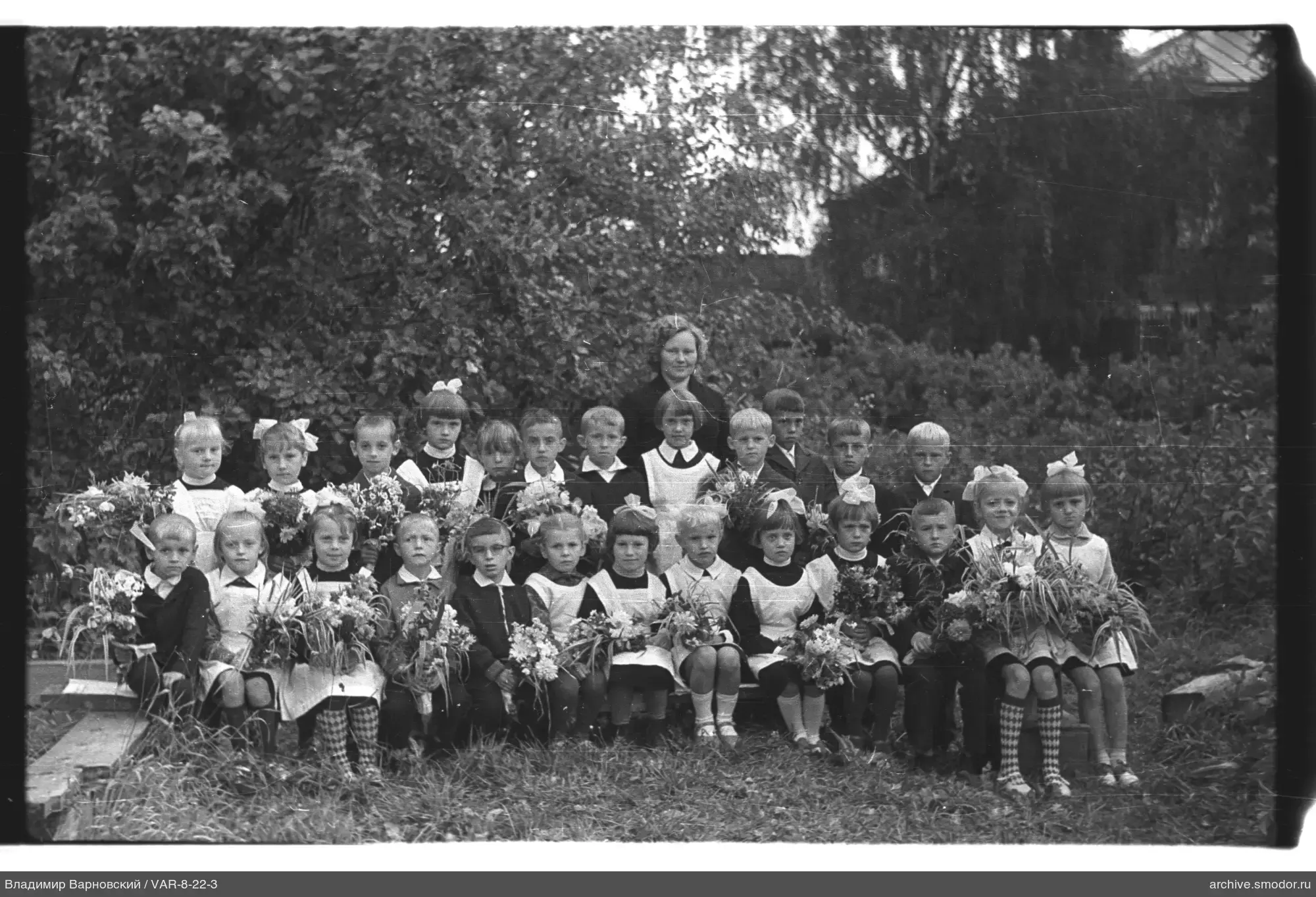 Gruppenporträt von Kindern und Frau