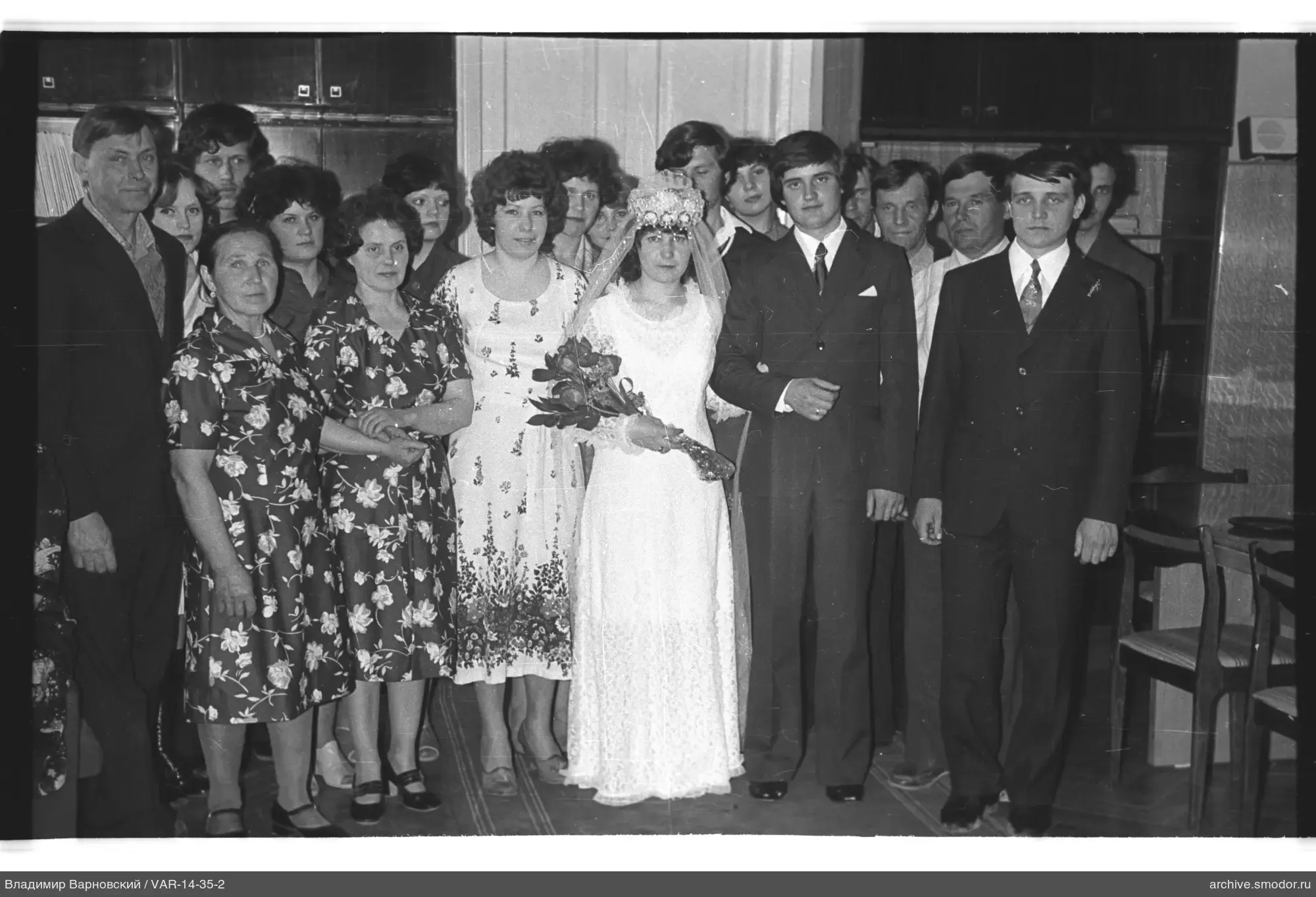 Gruppenporträt mit Frau im weißen Kleid