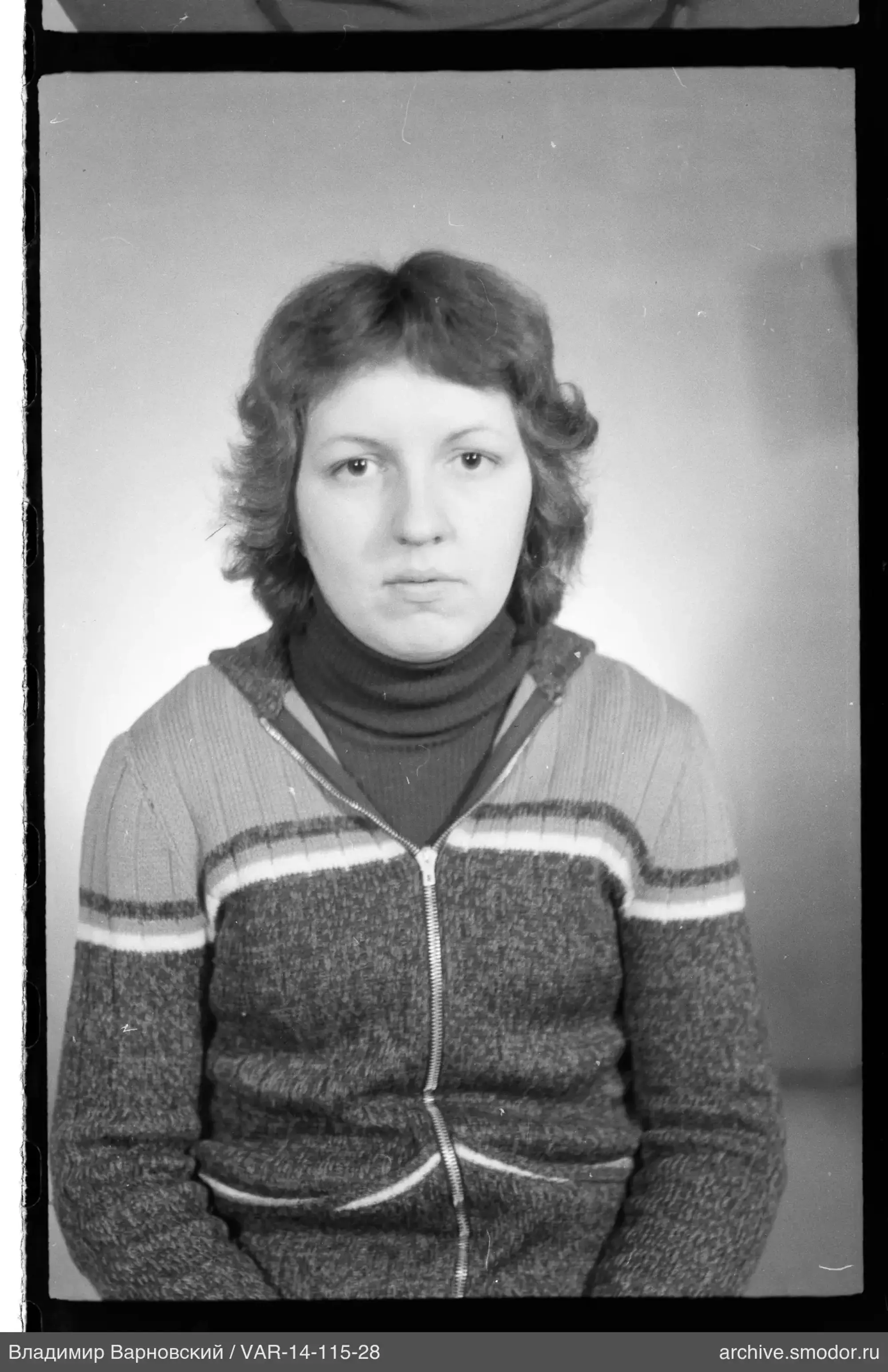 Портрет женщины в тёмной одежде