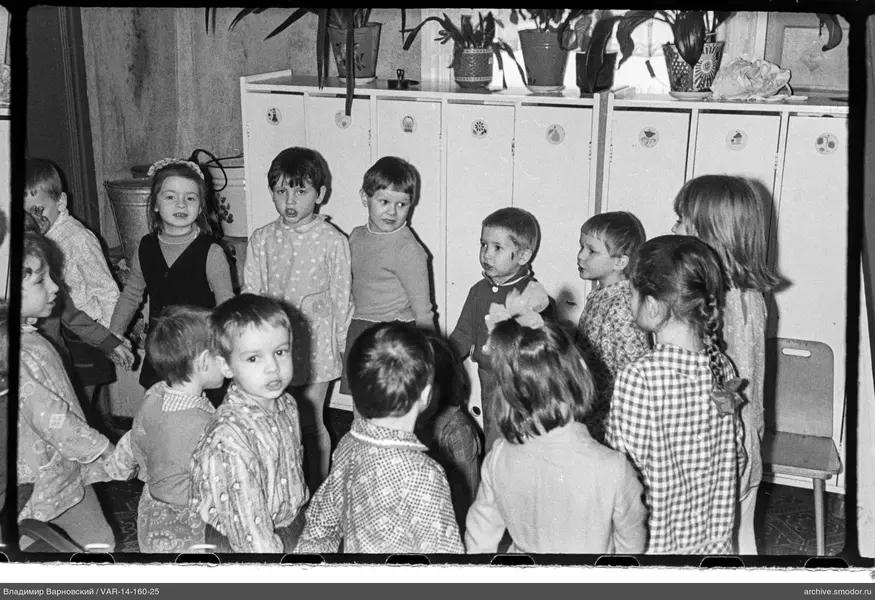 Gruppenporträt von Kindern im Raum