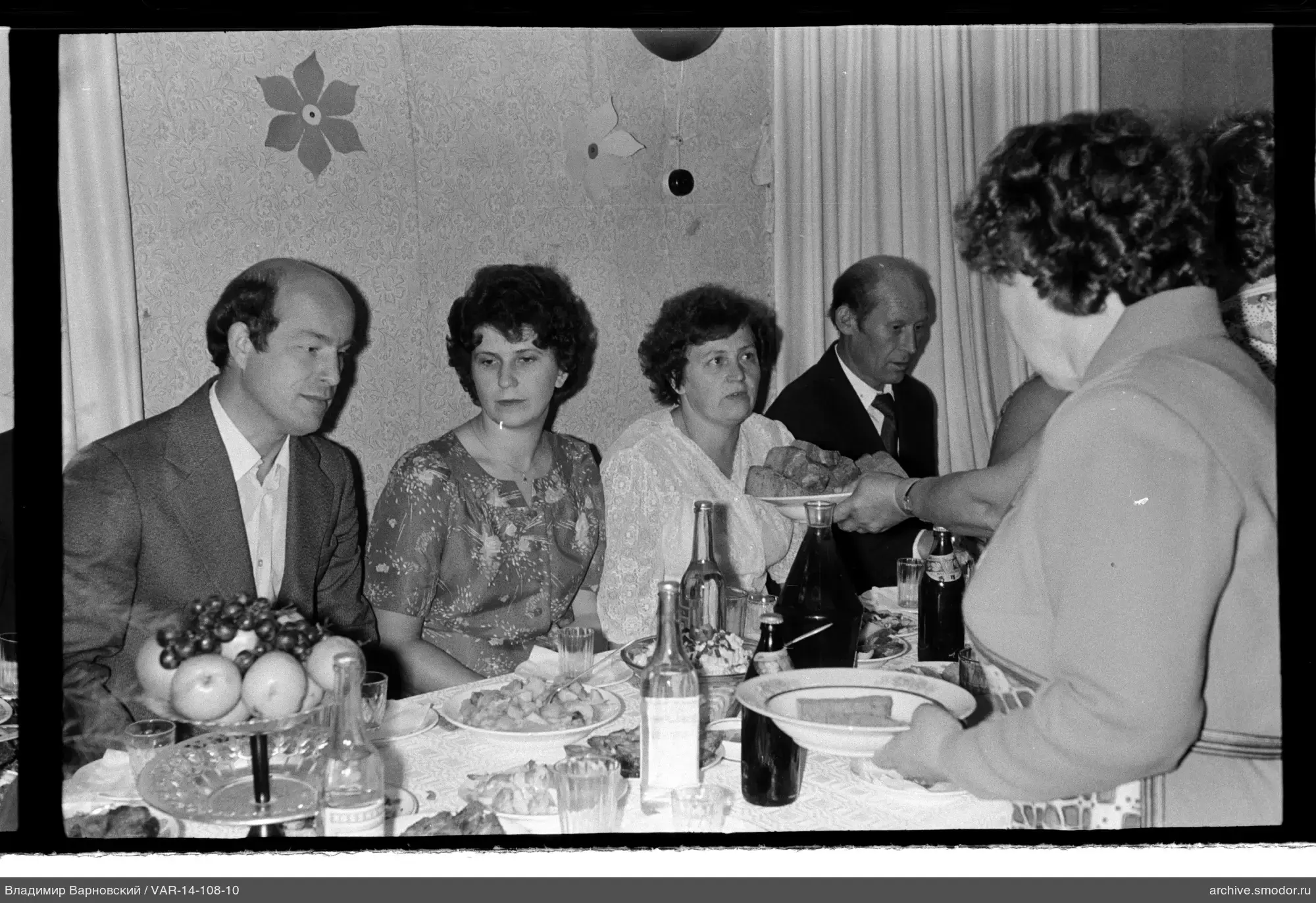 Menschen an einem Tisch mit Essen und Getränken