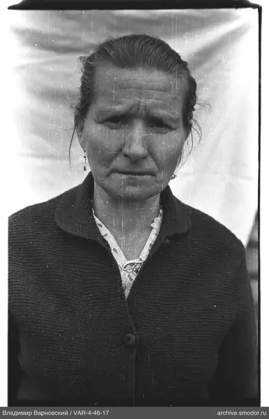 Porträt einer Frau mit Brosche und Ohrringen
