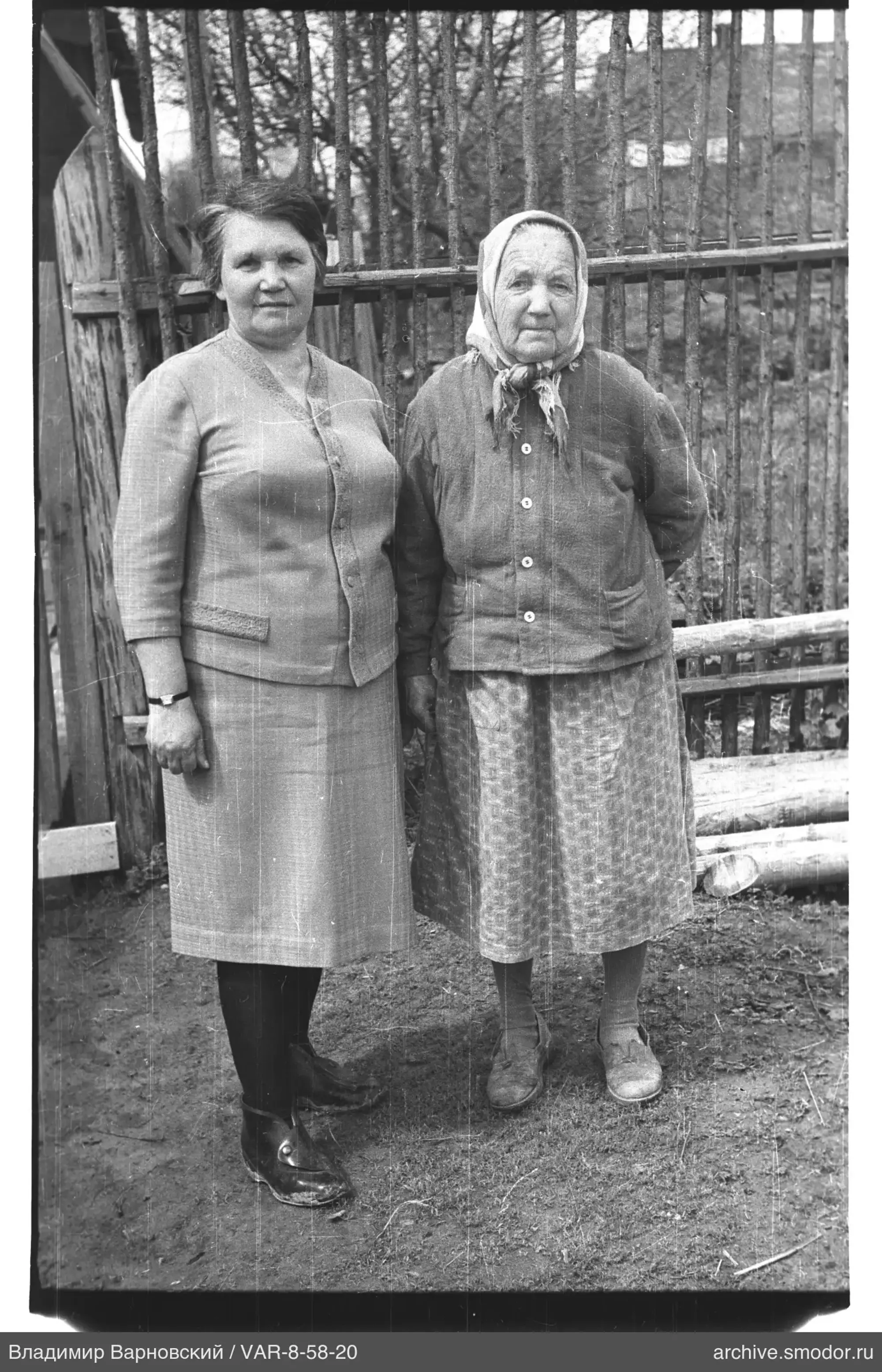 Zwei Frauen am Holzzaun