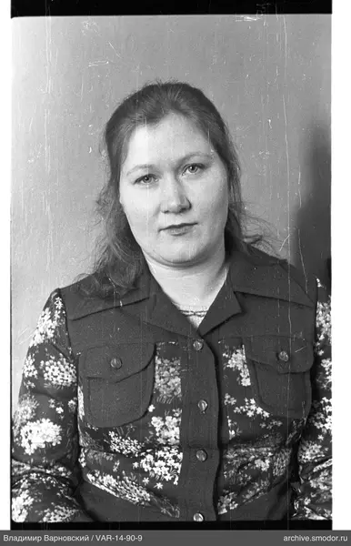 Портрет женщины в жилете и платье