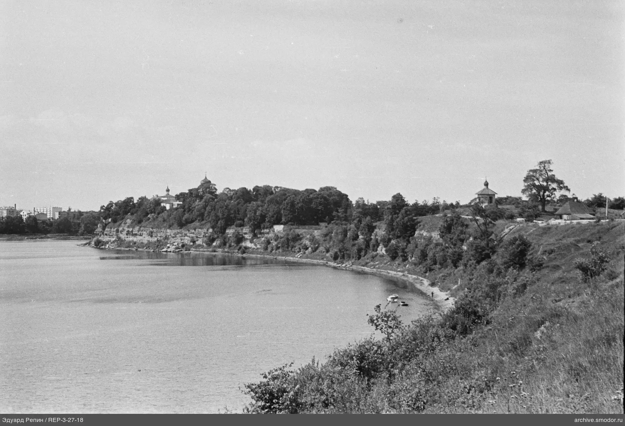 Flussufer mit Gebäuden und Kirche