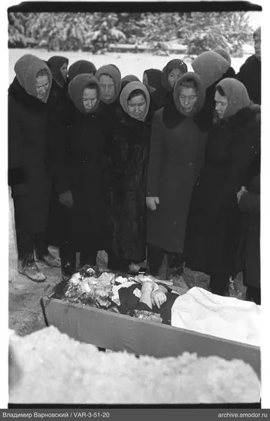 Групповой снимок у гроба