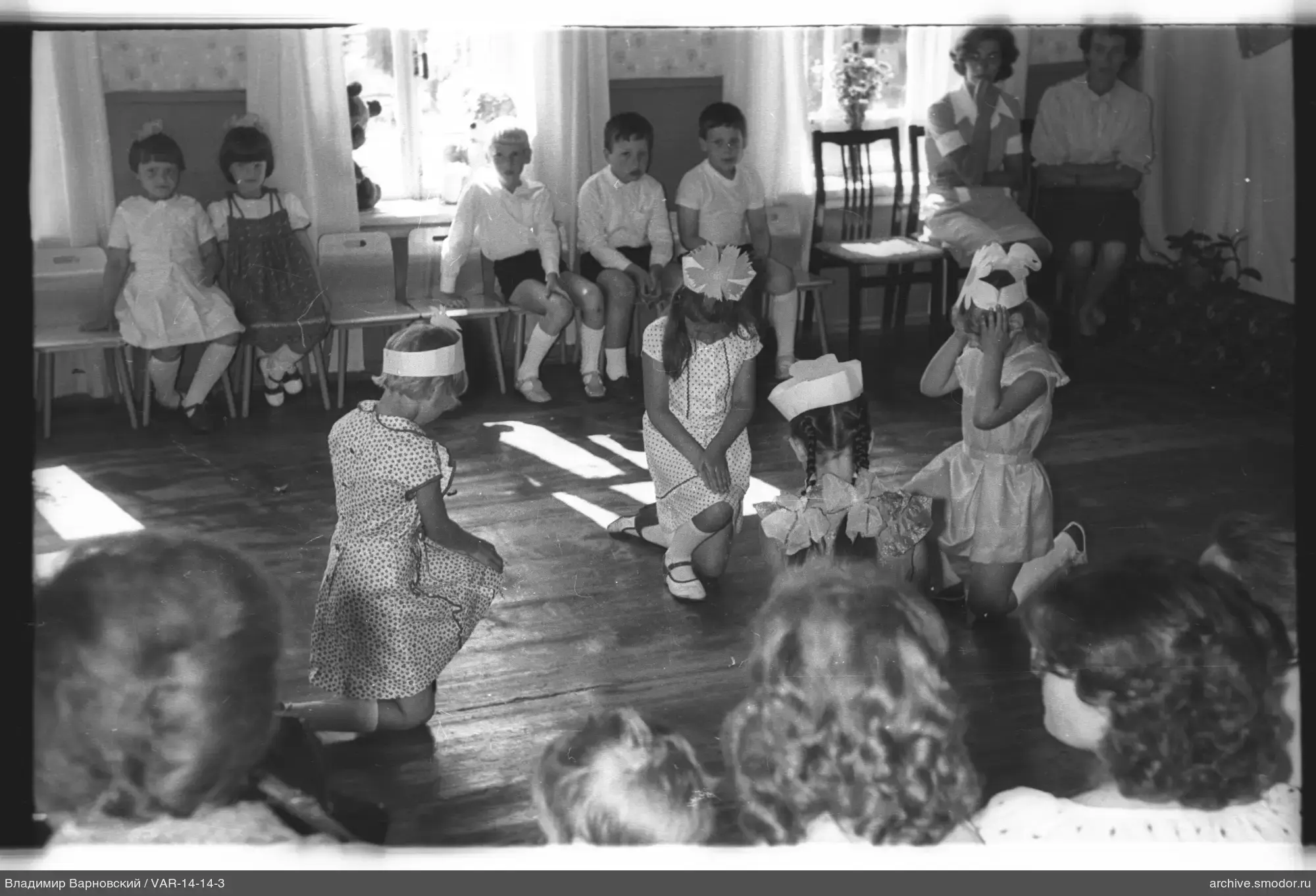 Gruppe von Kindern und Frauen im Raum
