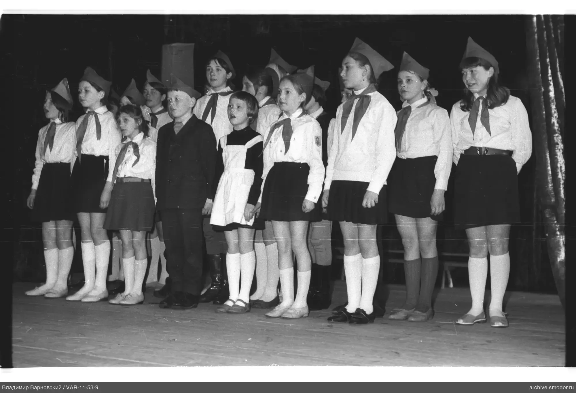 Gruppe von Kindern in Schuluniformen