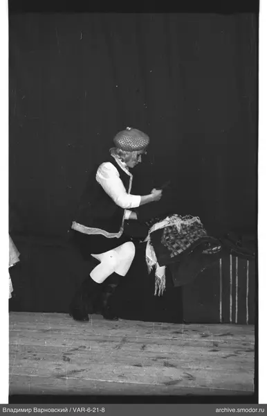 Frau beugt sich über gefaltete Kleidung auf Bank