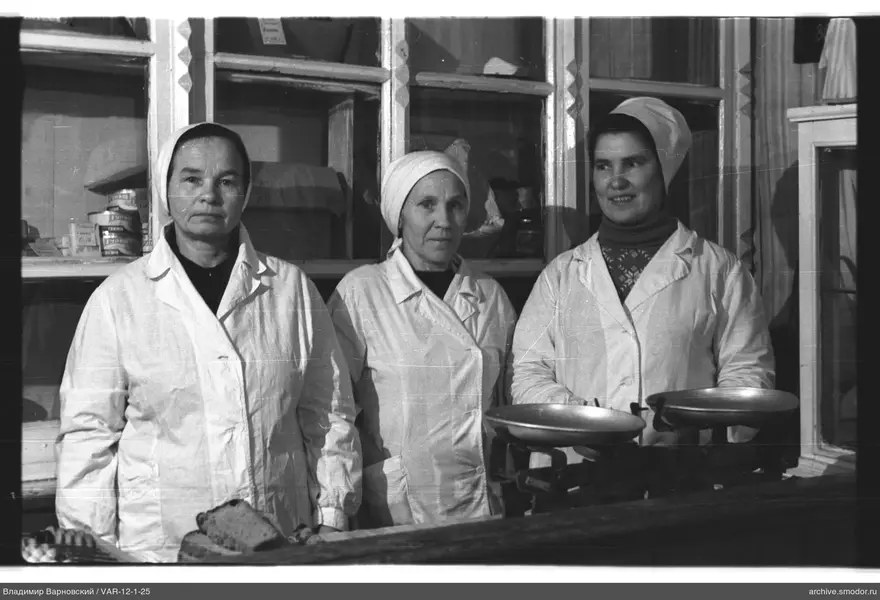 Frauen hinter einem Brotladen
