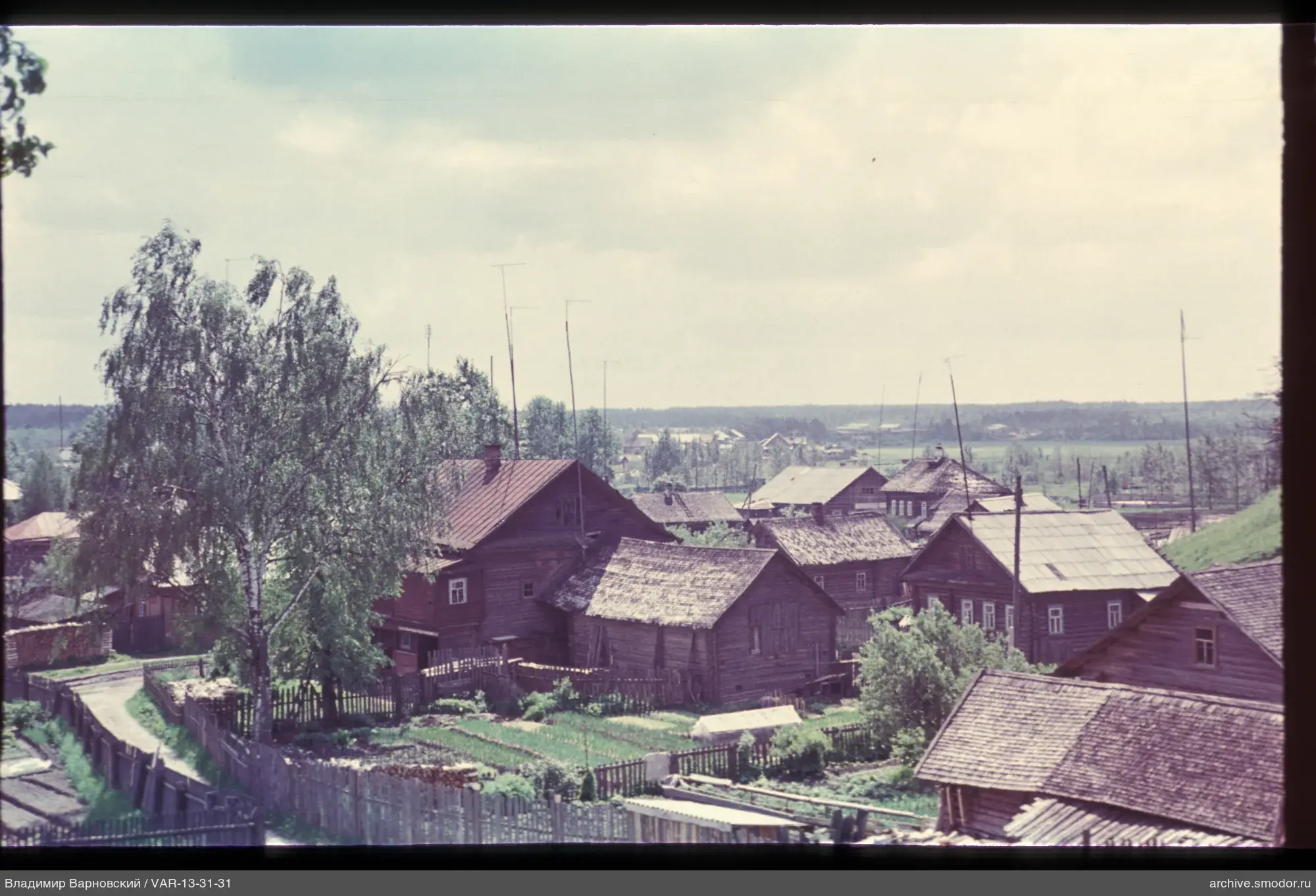 Деревянные дома с антеннами и огородами