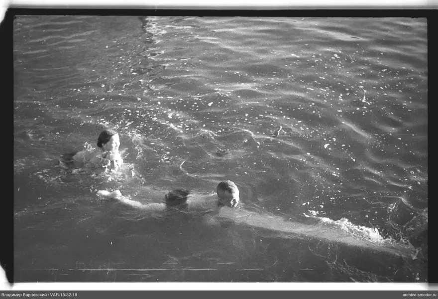 Kinder schwimmen im Wasser