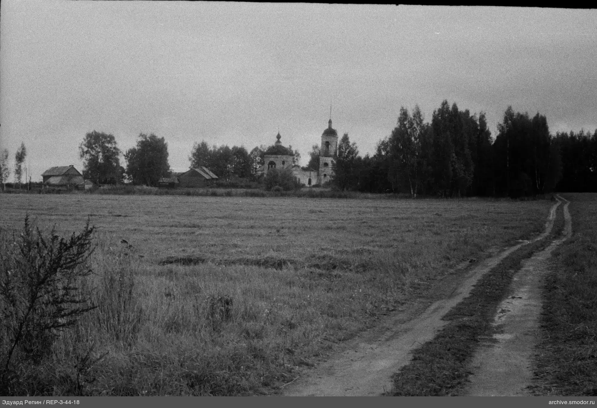 Landschaft mit Holzhäusern und Kirche