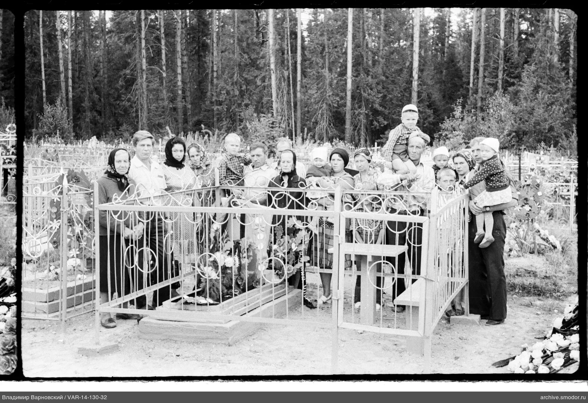 Gruppe am Grab auf dem Friedhof