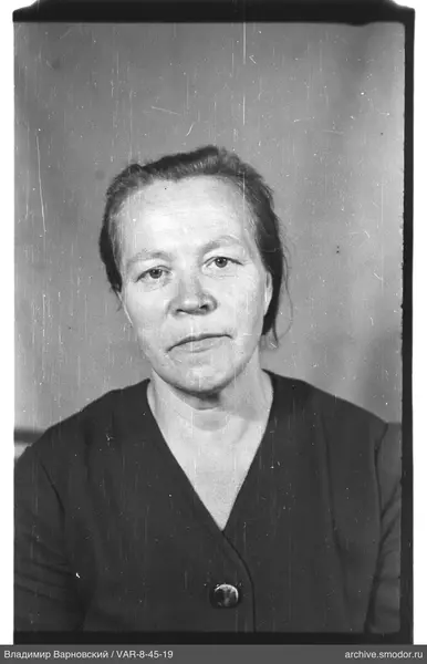 Porträt einer Frau mit kurzen Haaren