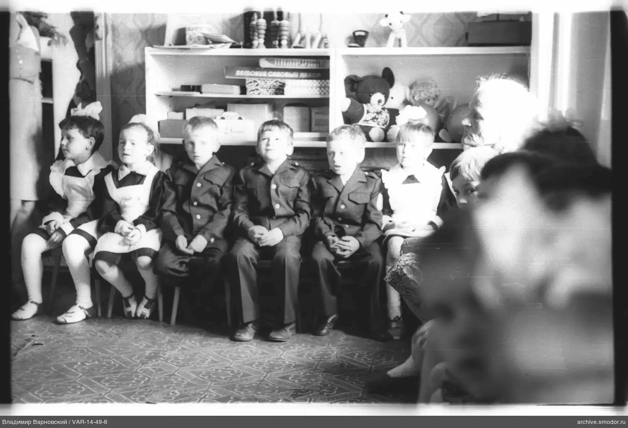 Gruppenporträt von Kindern und Frau
