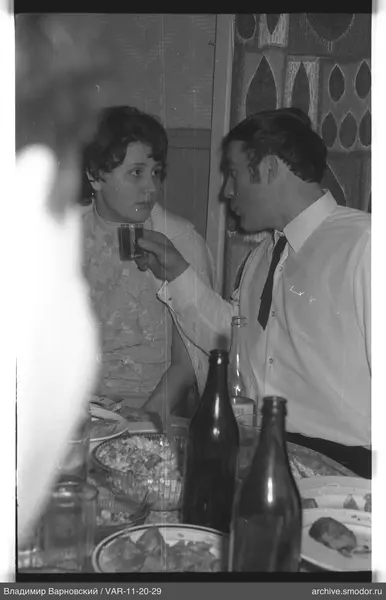 Mann und Frau am Tisch