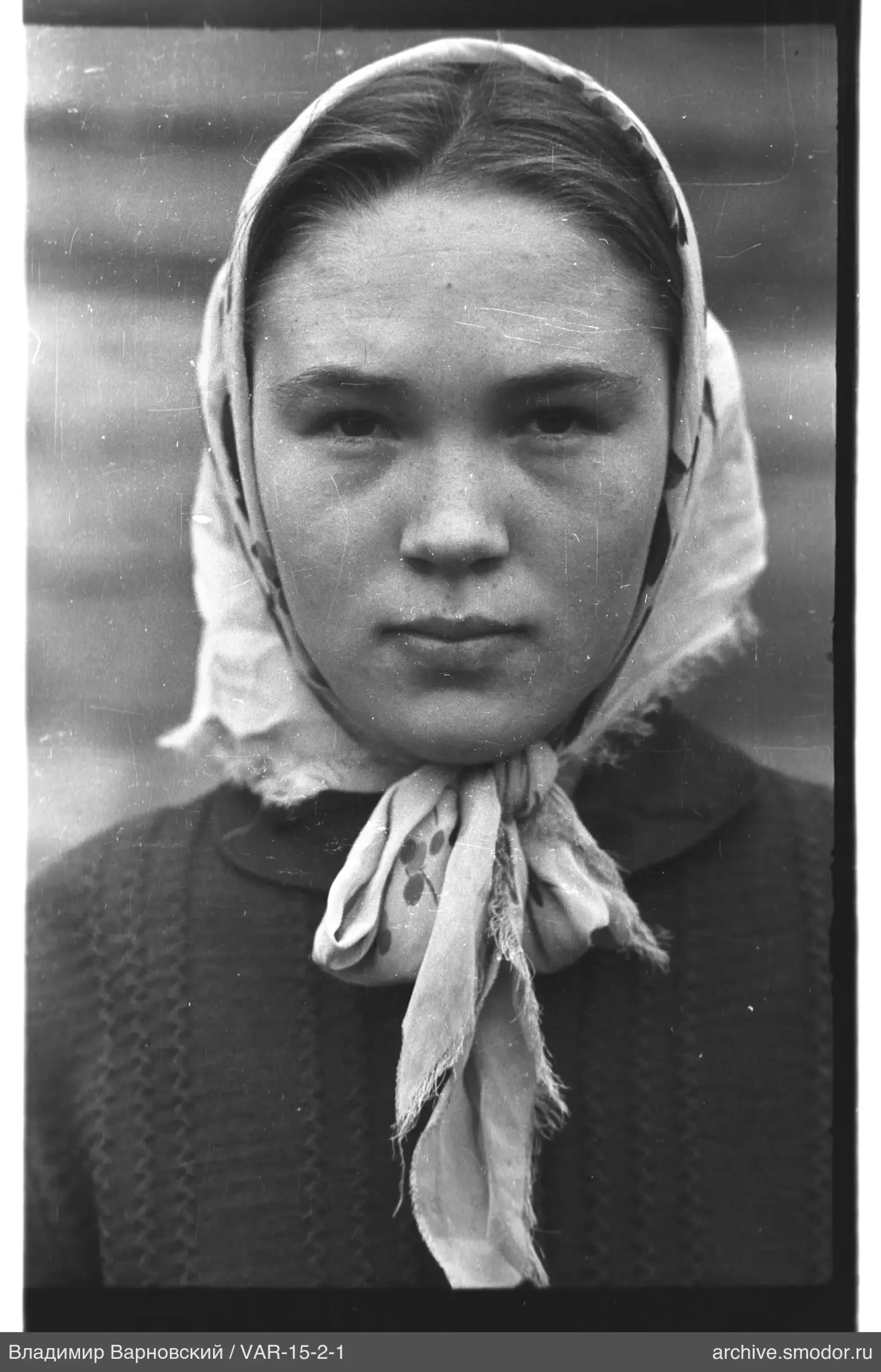 Портрет женщины в головном платке и свитере