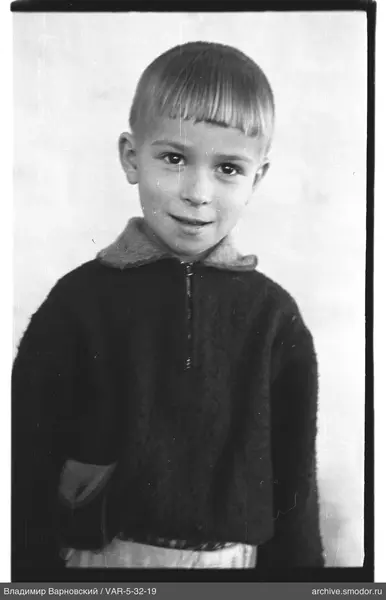Porträt eines Jungen mit kurzen Haaren