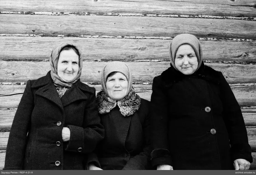 Групповой портрет женщин на скамейке