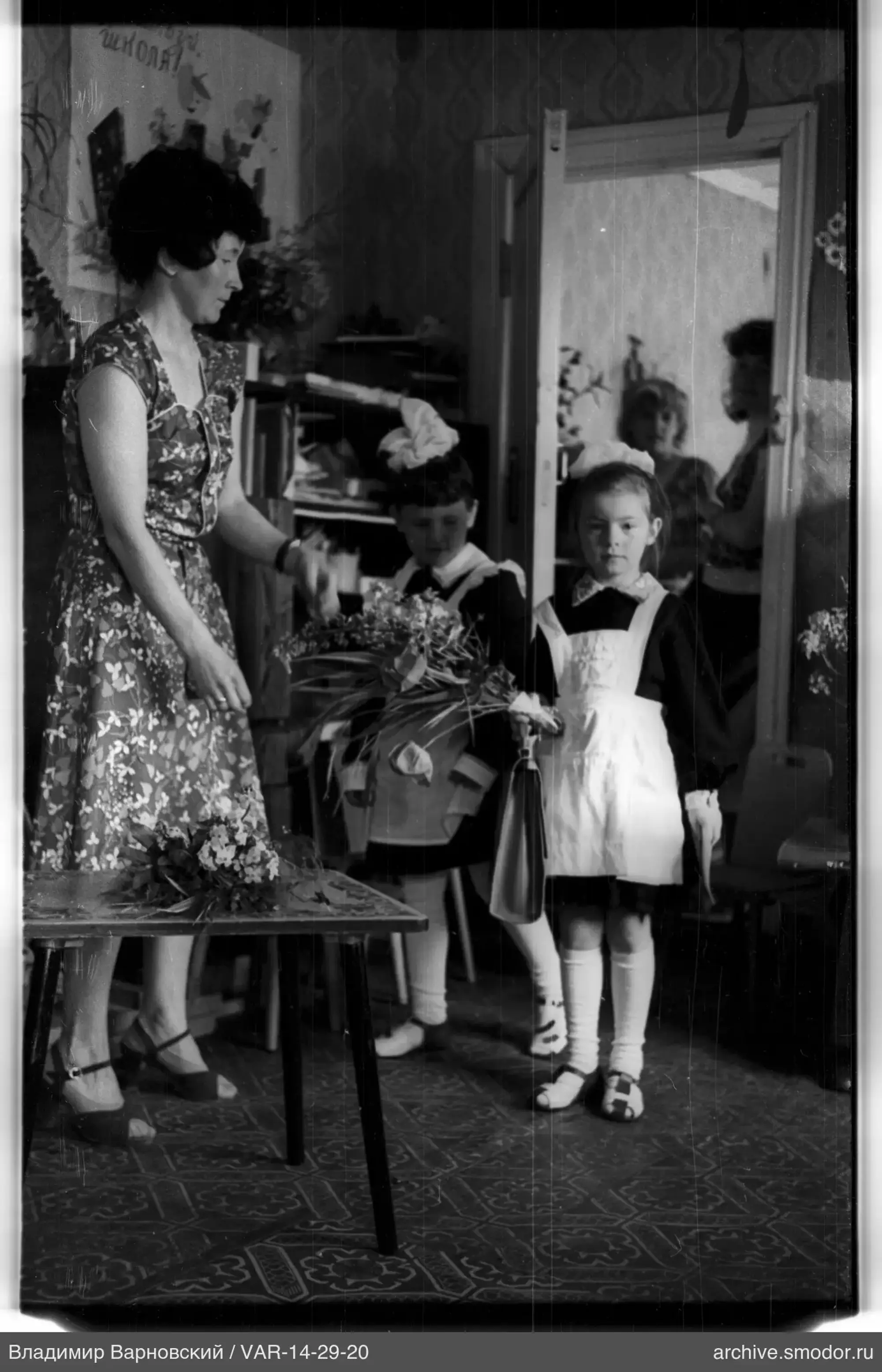 Frau und Mädchen am Tisch mit Blumen