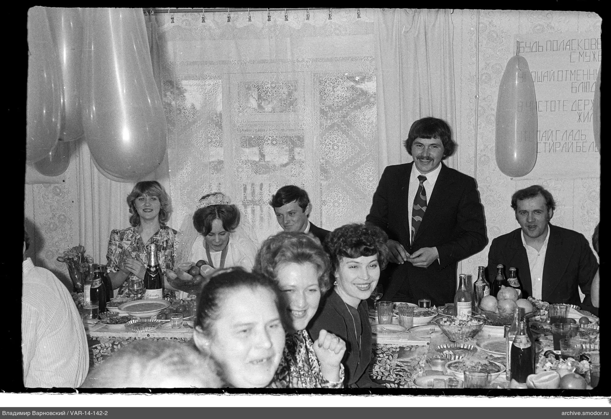 Gruppenporträt am Festtisch