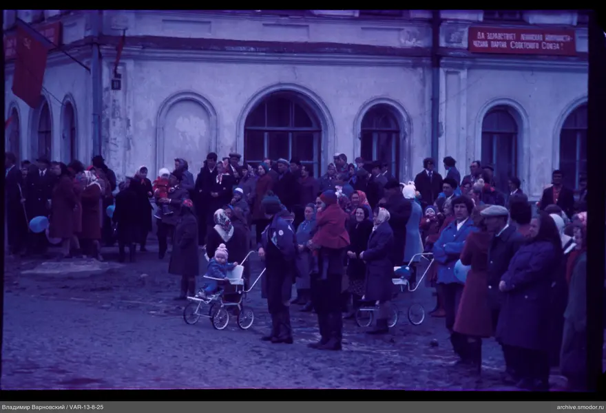 Gruppe von Menschen bei Bogenfenstergebäude
