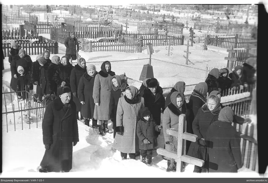 Группа людей на кладбище зимой