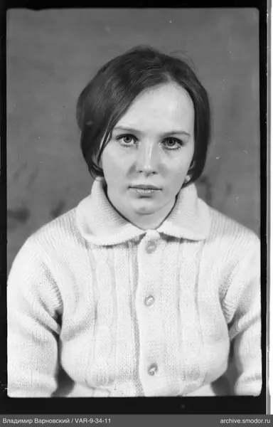 Porträt einer Frau in hellem Cardigan