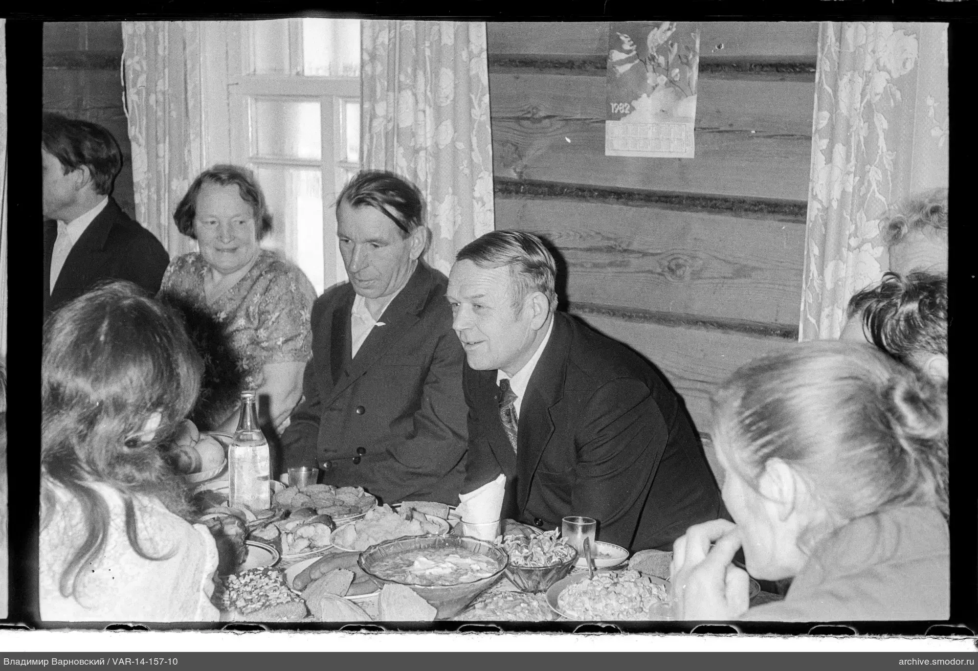 Группа за столом с едой и напитками