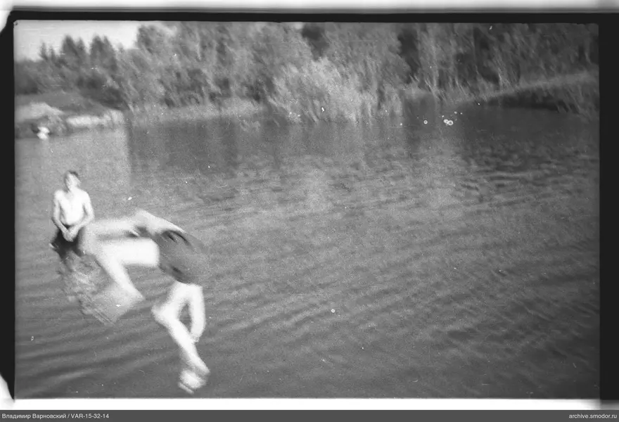 Два мальчика в воде у берега