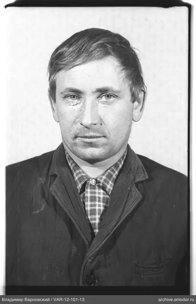 Портрет мужчины в темном пиджаке
