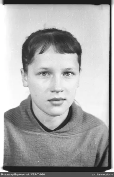Porträt einer Frau in hellem Pullover