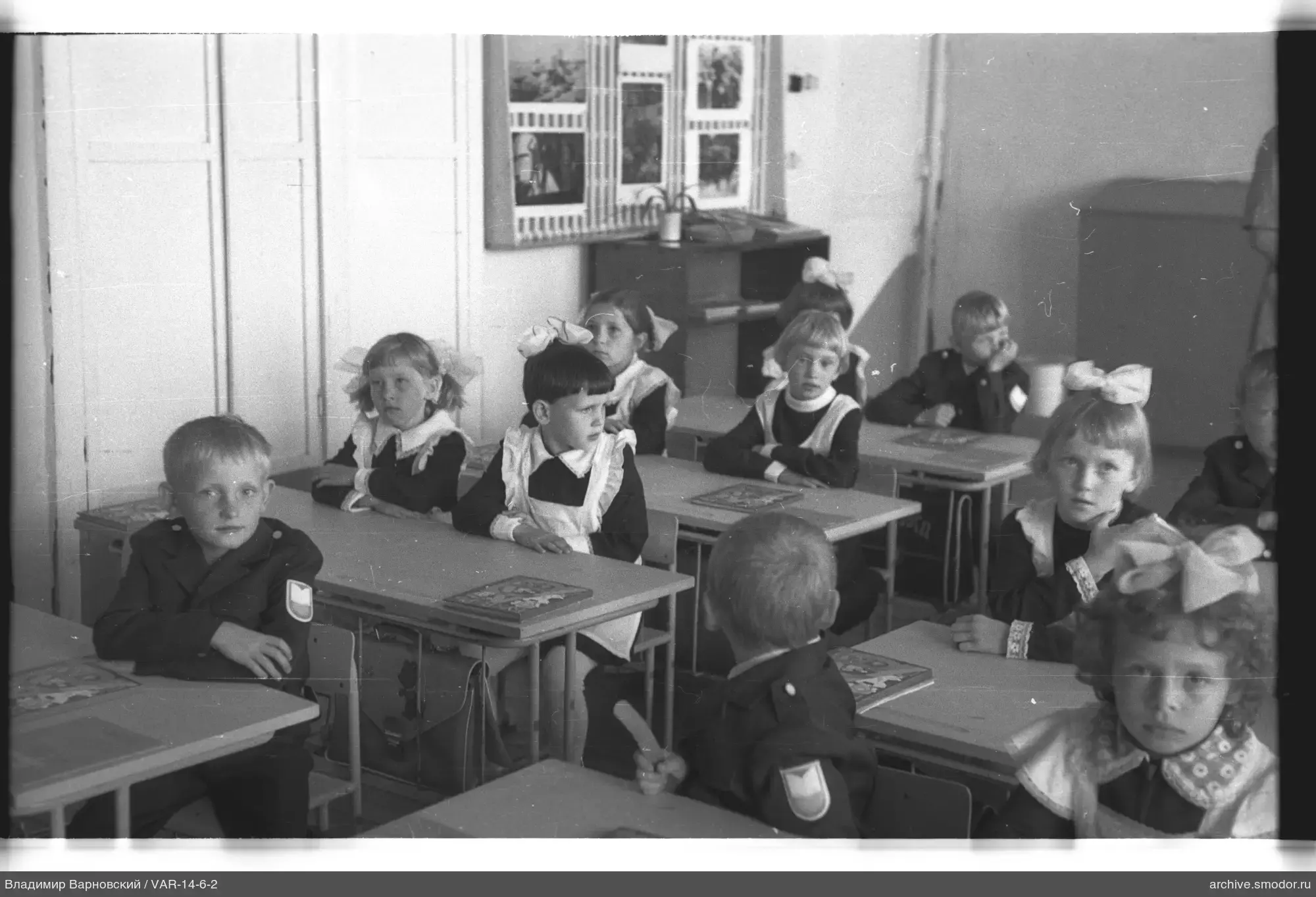 Kinder im Klassenzimmer an Tischen