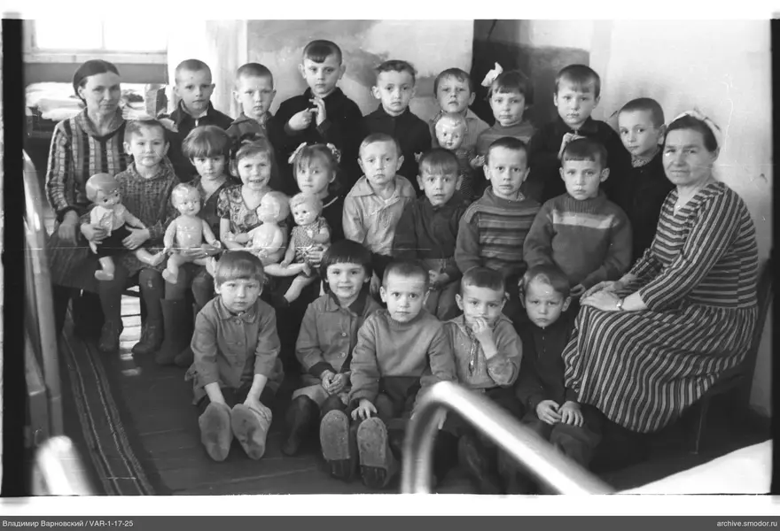 Gruppenporträt von Kindern und Frauen